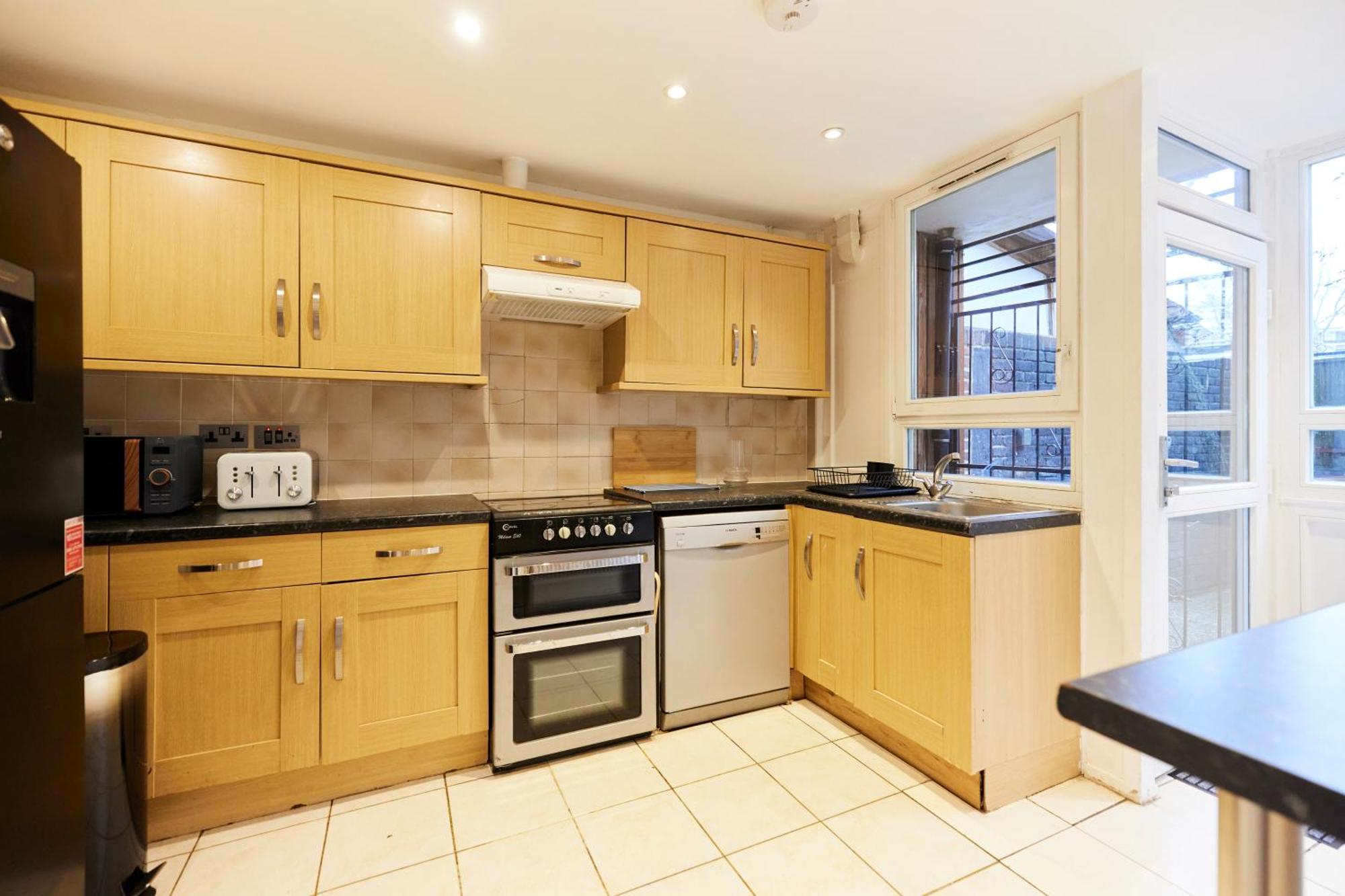 The Kennington Park Crib - Lovely 2Bdr Flat With Garden Лондон Екстериор снимка